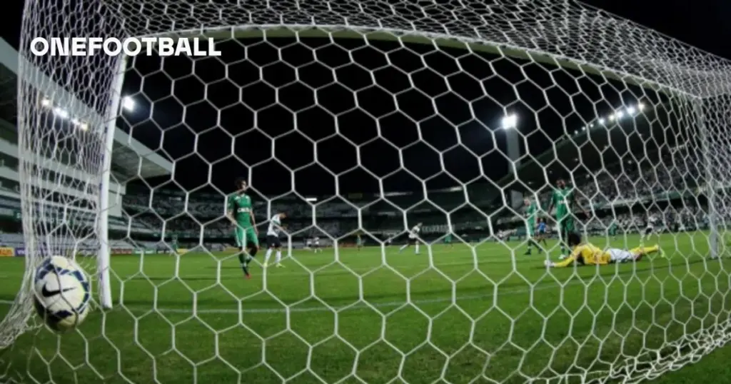 Jacy von Coritiba stürzt beim Torjubel in Spielertunnel - Blick