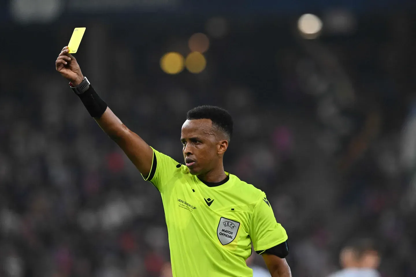 Schiedsrichter Omar Artan während des Supercups